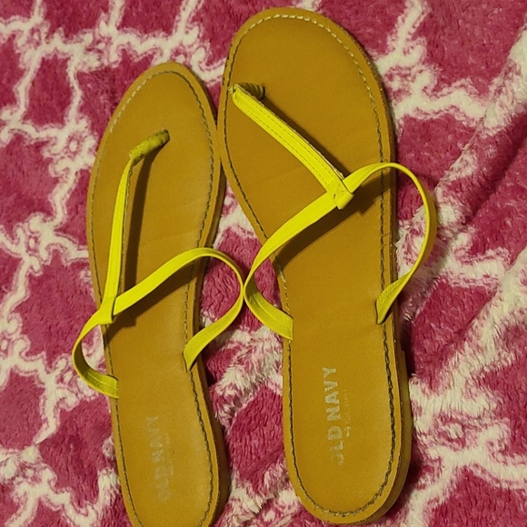 Old navy flip flops - Picture 2 of 3